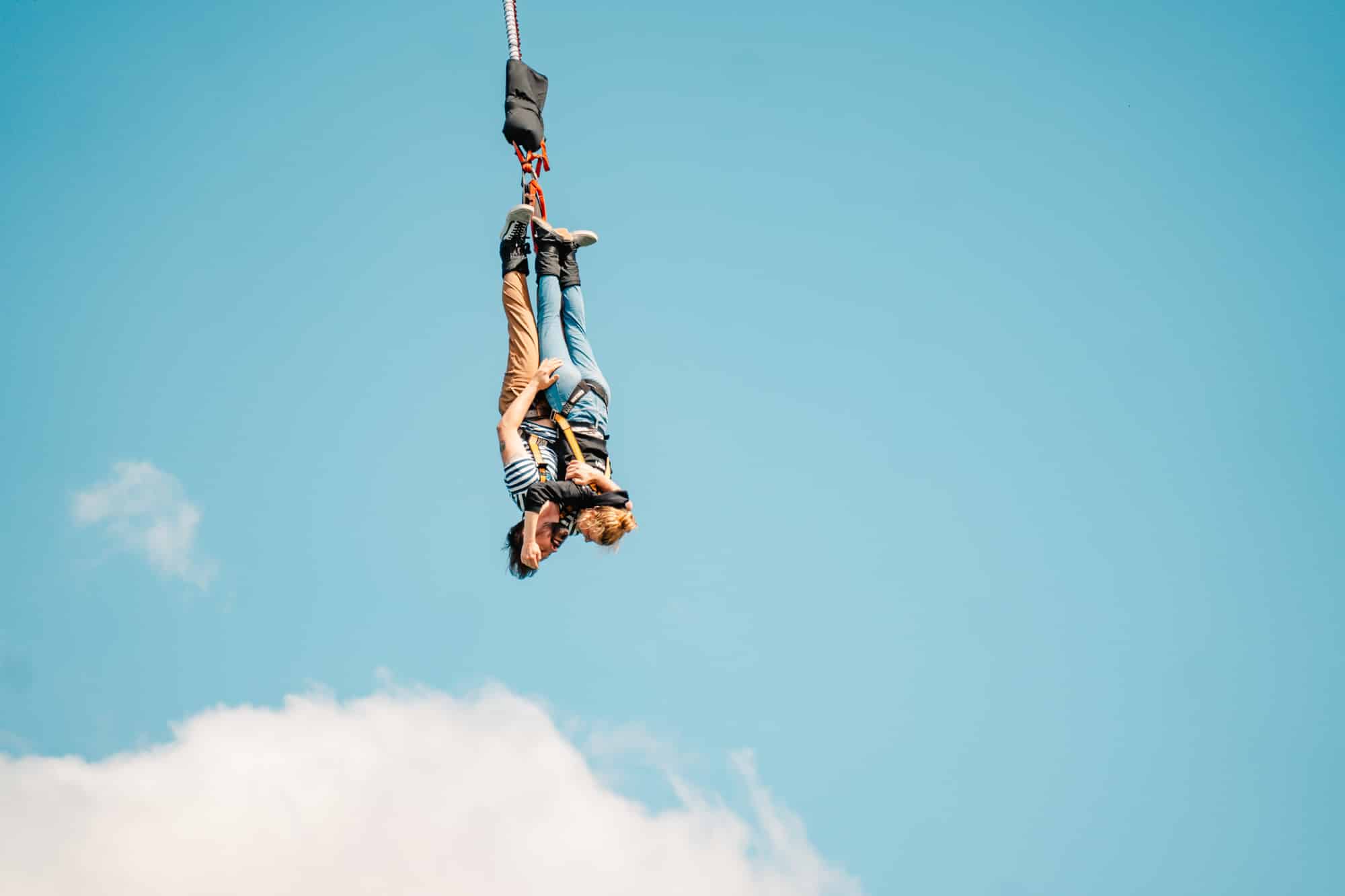 Pärchen beim Tandem Bungee Springen in München