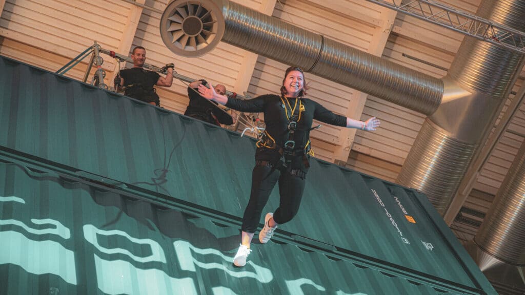 Frau läuft Containerwand runter