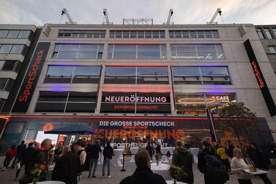 Hochhaus mit einem Banner mit der Aufschrift 'Neueröffnung'